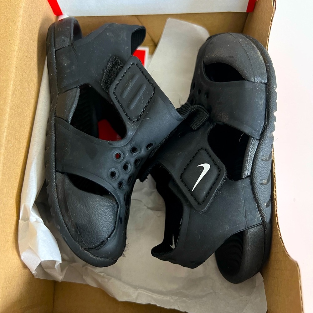 (SOLD) Black Nike Sunray Protection 2. Size 5c.